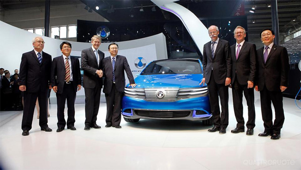 Photo de famille autour du premier mod�le de Denza