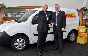 De gauche � droite: Michel AKAVI, P-DG de DHL Express France et Fran�ois GUIONNET, Directeur G�n�ral de Renault Parc Entreprises