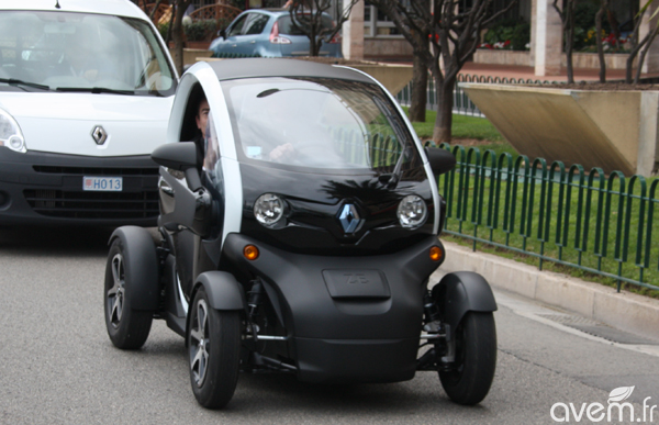 Voitures sans permis : le remplaçant du Renault Twizy pense aux PMR -  Challenges