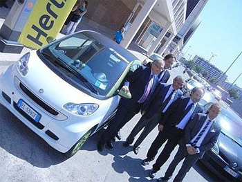Train + VE � Hertz va proposer des Smart �lectriques dans les gares de Rome - Photo 1