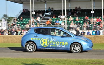 La Nissan Leaf entre dans le Livre des Records en marche arri�re - Photo 1