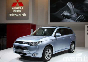 Mitsubishi r�v�le l�Outlander hybride rechargeable au Mondial de Paris - Photo 1