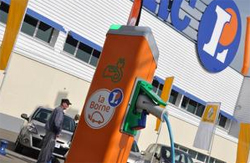 Illustration : Une borne de recharge Schneider Electric installée dans les supermarchés Leclerc Illustration : Une borne de recharge Schneider Electric installée dans les supermarchés Leclerc