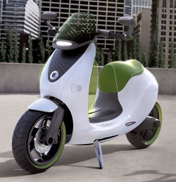 Le mod�le lanc� par Smart se basera sur le concept eScooter d�voil� lors du Mondial de l'Auto de Paris 2012