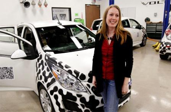 Trista Schieffler, ing�nieur d�veloppement chez GM, a r�alis� la travers�e du d�sert � bord de la Chevrolet Spark EV.