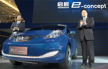 Le Venucia e-concept, tr�s proche de la Nissan Leaf, lors de sa pr�sentation au salon de P�kin au mois d'avril.