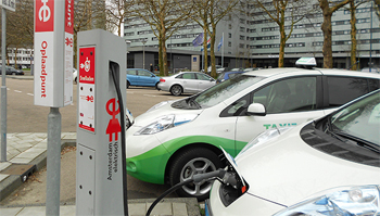 Illustration - Une borne de charge rapide CHAdeMO Illustration - Une borne de charge rapide CHAdeMO