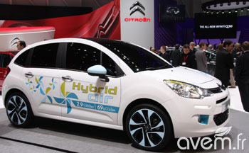 La Citroën C3 Hybrid Air annonce une consommation moyenne de 2.9 l/100 km et des émissions de CO2 de 69 g/km La Citroën C3 Hybrid Air annonce une consommation moyenne de 2.9 l/100 km et des émissions de CO2 de 69 g/km
