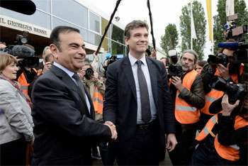 Arnaud Montebourg rend visite à l’usine de la Zoé à Flins - Photo 1 Arnaud Montebourg rend visite à l’usine de la Zoé à Flins - Photo 1