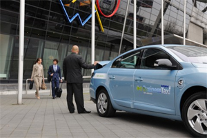 Le service e-Business taxi, lancé en 2012, utilisait une dizaine d'exemplaires de la Fluence associés à une station d'échange batteries fournie par Better Place