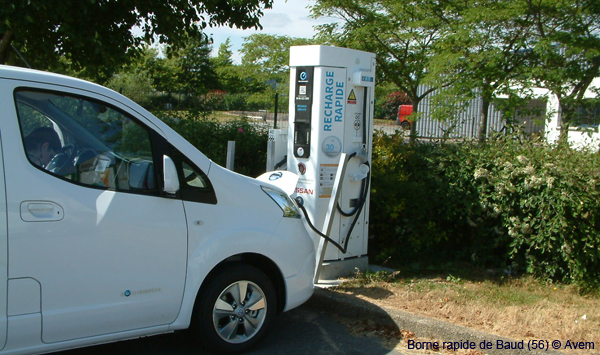 Tesla implante une station de bornes de recharge pour voitures électriques,  à Dinan