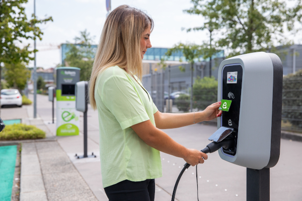 Borne de Recharge Avancée avec Câble Type 2 et Badge RFID