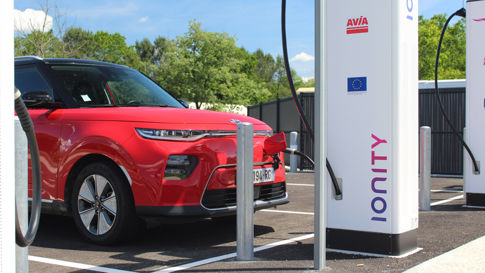 Une Station De Charge électrique Avancée Et Brillante Avec Une Voiture D' organisation Lisse Et à La Pointe De La Technologie Ressource Créative  Générée Par L'ia