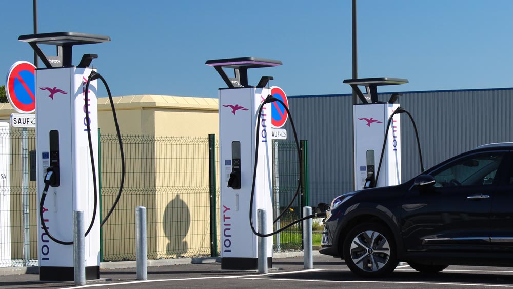 À Paris, Total frappe un grand coup dans les bornes de recharge pour  véhicules électriques