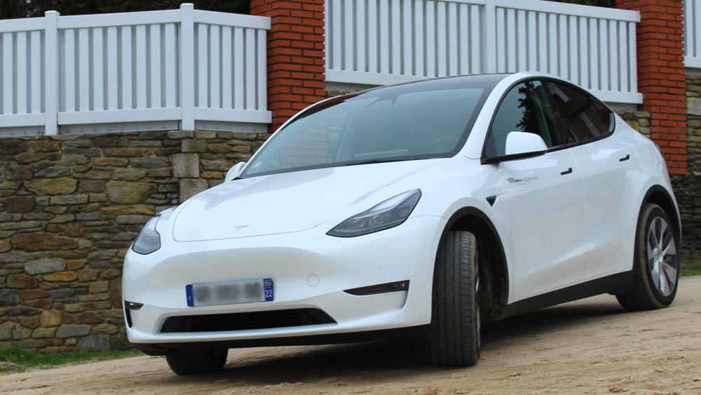 Tesla implante une station de bornes de recharge pour voitures électriques,  à Dinan