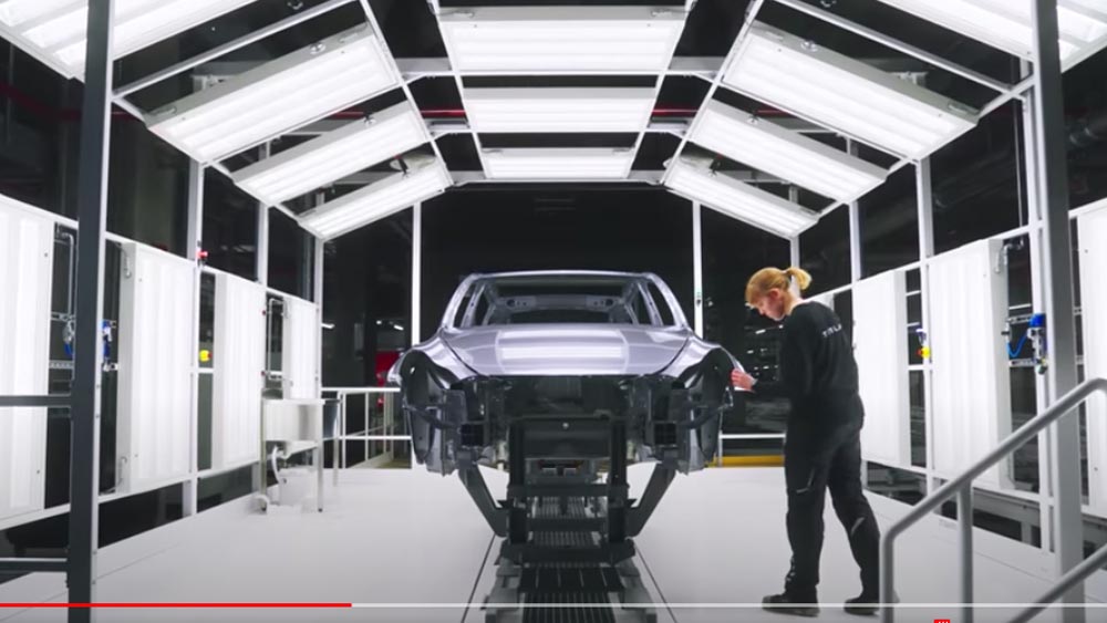 Tesla Model Y : découvrez l'intérieur et les infos en vidéo