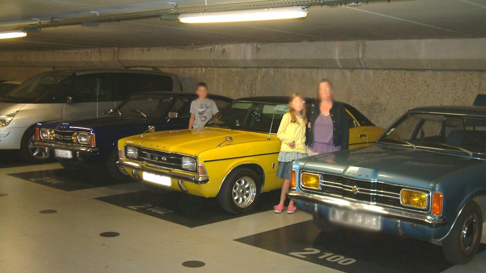 Ford Cortina Mk 3 (jaune) et Taunus (en bleu)