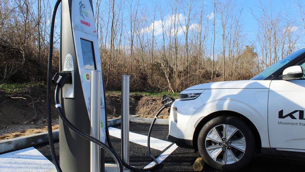 On sait désormais à quel point la recharge rapide dégrade la batterie d'un  véhicule électrique