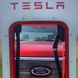 Autorisation à Ford de se brancher sur les superchargeurs Tesla en NACS