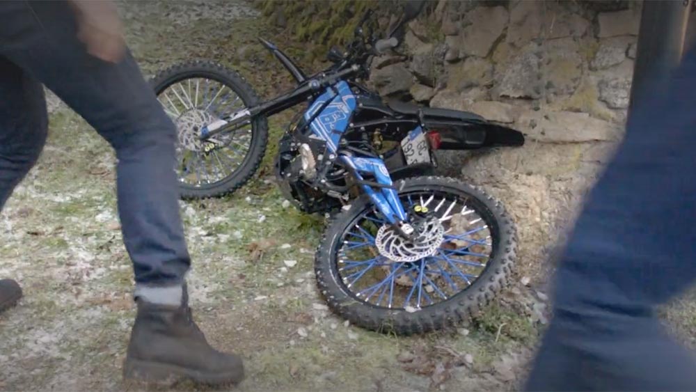 Moto électrique pour Meurtres dans le Cantal