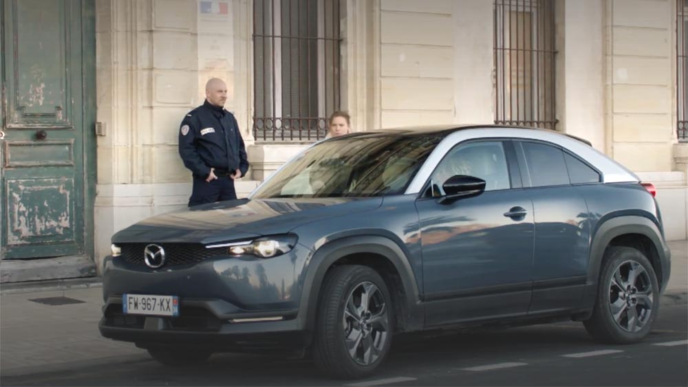 Candice Renoir roule en Mazda MX-30