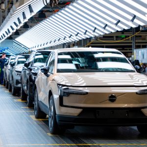 Le SUV compact électrique Volvo EX30 est désormais produit en Belgique