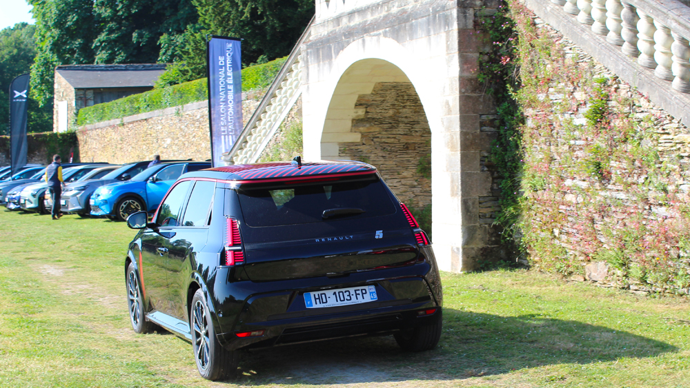 Salon de la voiture électrique à Angers en mai 2025