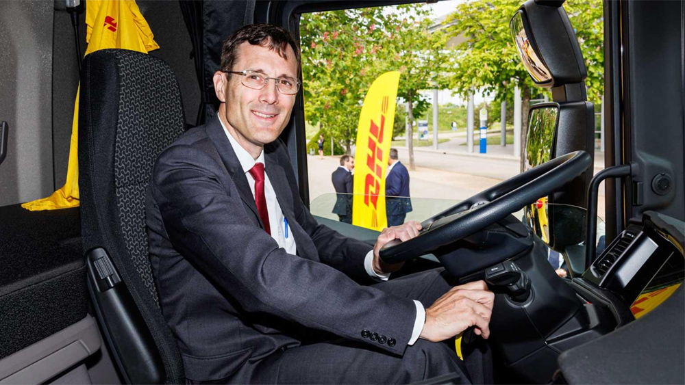 Tobias Meyer, PDG de DHL, au volant du camion électrique Scania à prolongateur d'autonomie