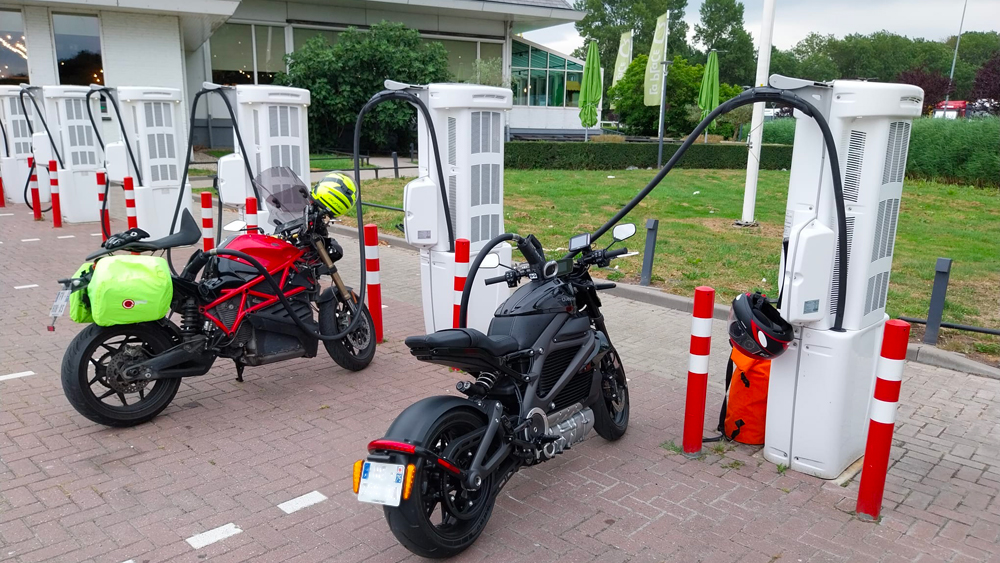 Les motos électriques de Nicolas et Jérémie en recharge