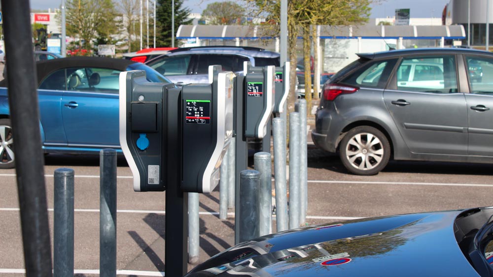 Recharge sur parking de supermarché