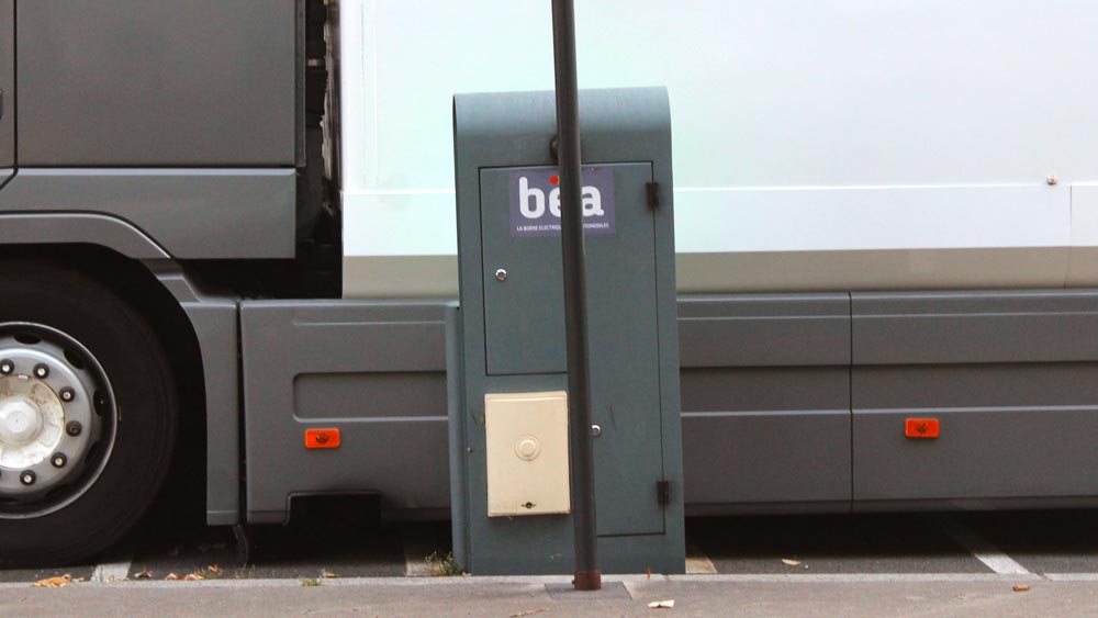 Borne de recharge bloquée par une fête foraine