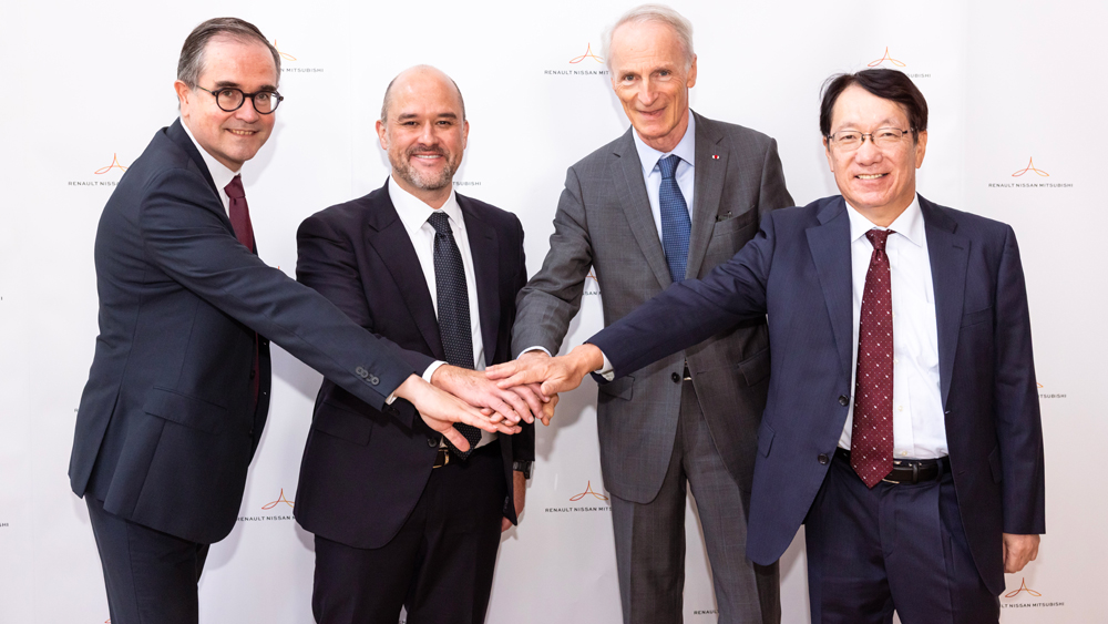 A droite Takao Kato, CEO de Mitsubishi Motors, avec ses homologues chez Nissan, Alpine, et Ampere