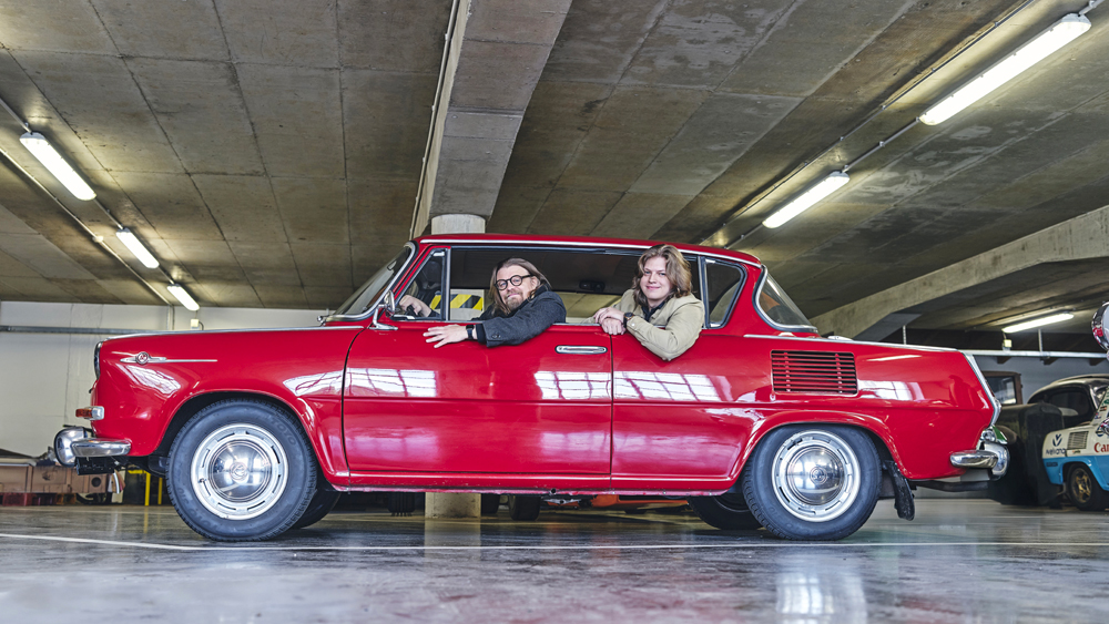 de G. à D. : Antti Savio et David Stingl, designers chez Skoda