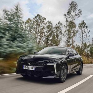 Berline compacte électrique, la DS N°4 E-Tense arrive sur les routes