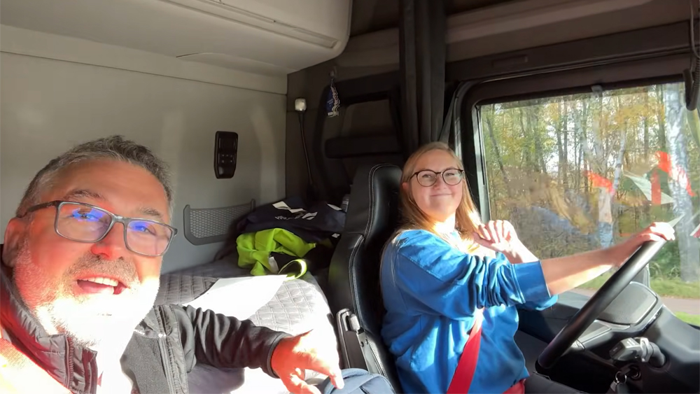 Fabien Calvet et Mimmi Broström dans le Scania 45R