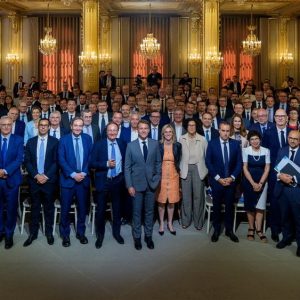 Emmanuel Macron réunit l’équipe de France de l’électrification et fixe de nouveaux objectifs