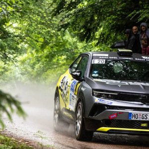 Recharge mobile entre épreuves pour Opel Mokka GSE au Rallye de Weiz