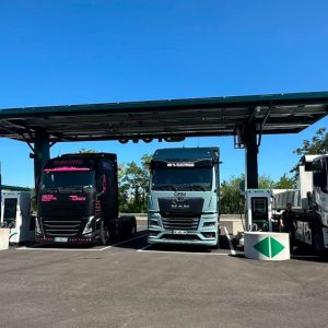 Oreve facilite la recharge des poids-lourds et des voitures électriques à Bourg-de-Péage
