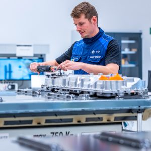 BMW inaugure l’usine bavaroise de batteries pour véhicules électriques